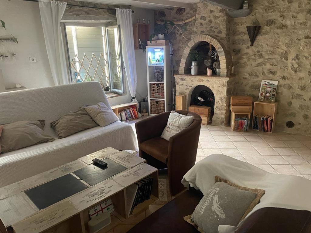 Typique Maison De Village Peille Bagian luar foto